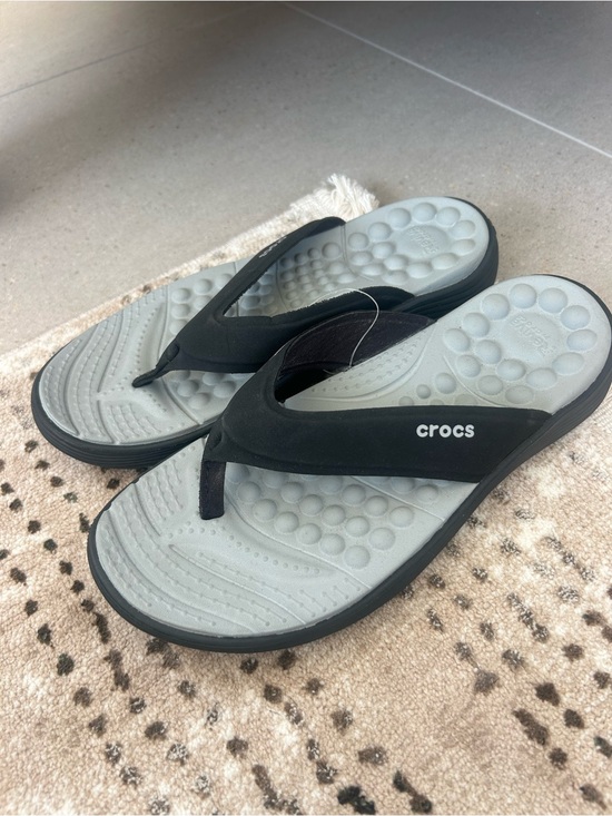 CROCS Shoes - CROCS Women’s/Unisex Black and Light Gray Flip Sandals❤️8